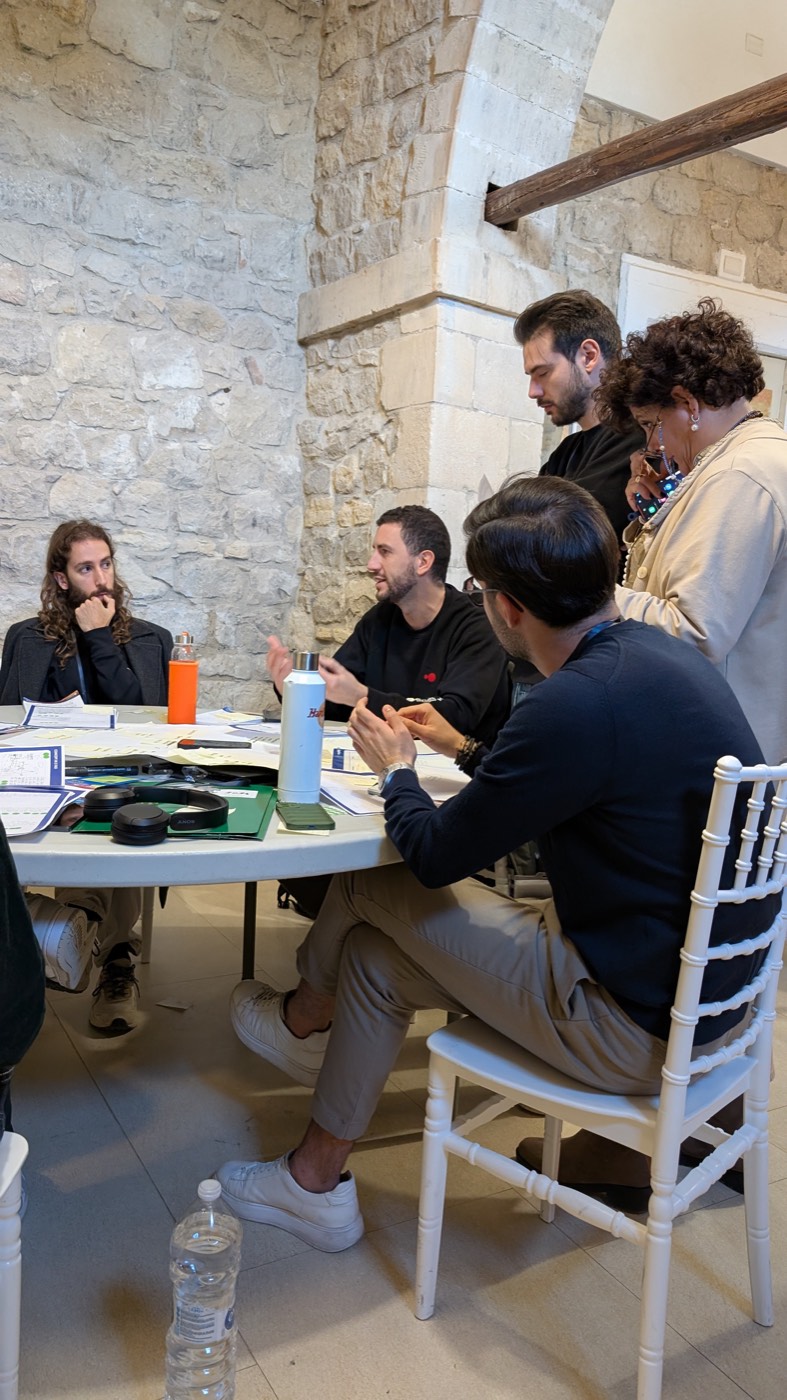 Un team discute attorno a un tavolo pieno di appunti