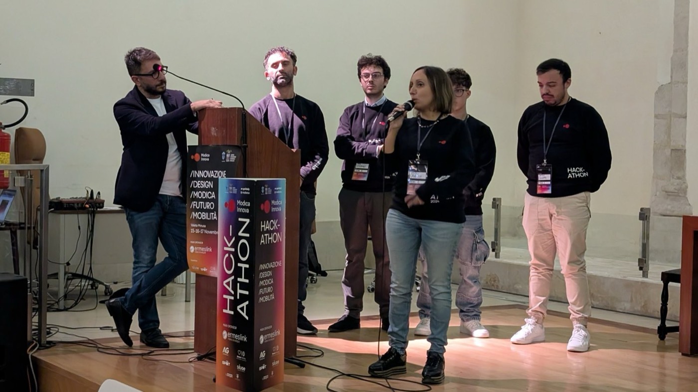 Un team presenta il progetto sul palco della finale